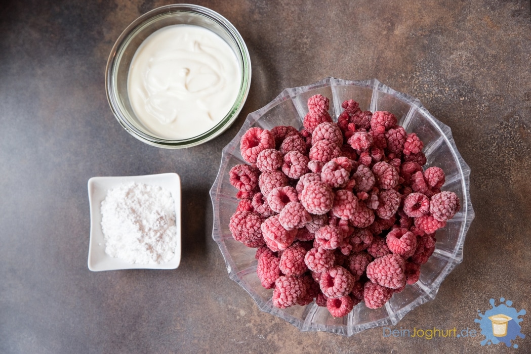 Zutaten für ein Himbeereis: Joghurt, Himbeere und Puderzucker