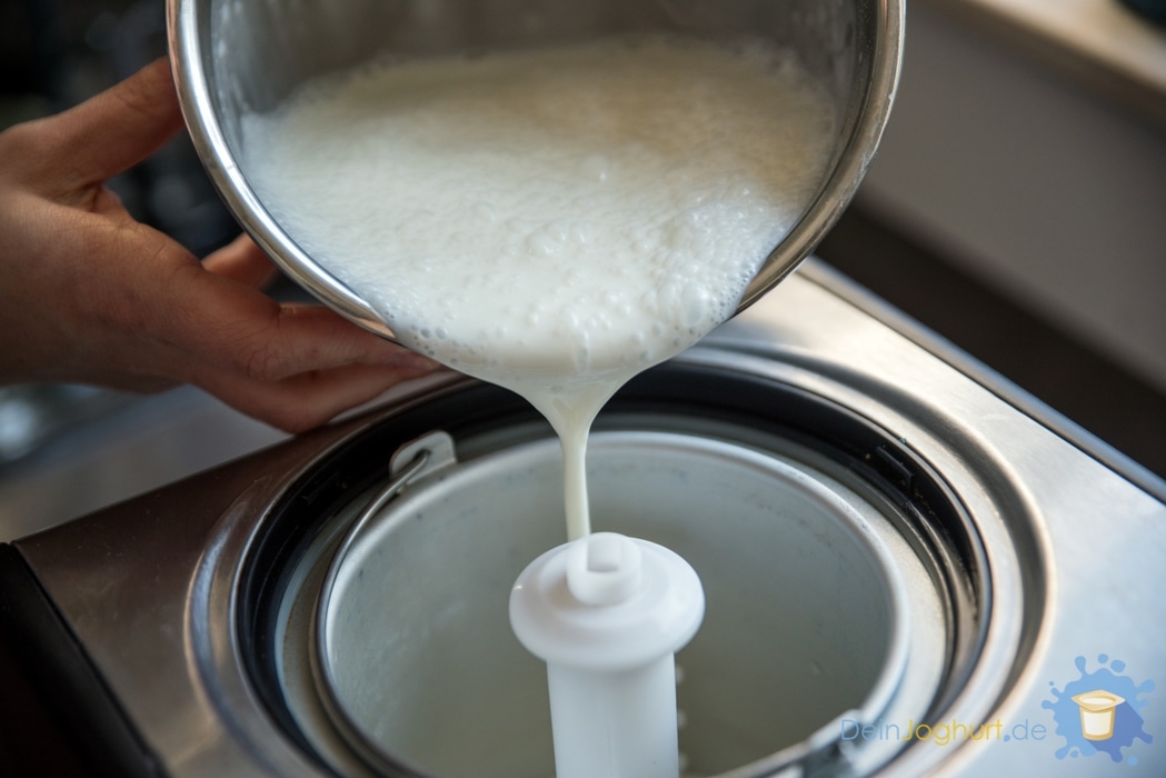Flüssige Joghurtmasse wird in eine Eismaschine gefüllt