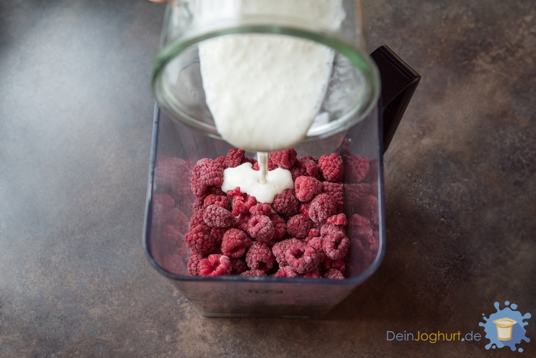 Himbeeren mit Joghurt mixen