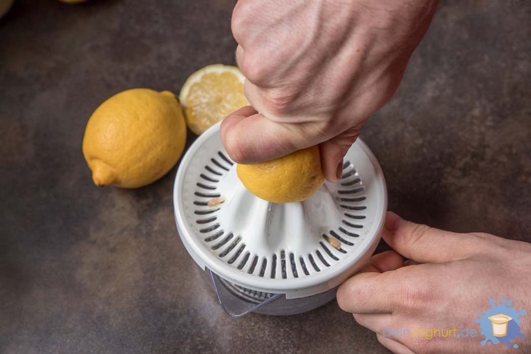 Eine Zitrone auspressen