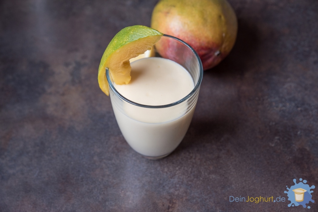Dekorierter Mango-Lassi in einem Glas